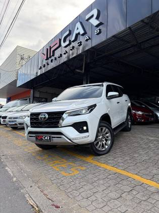 TOYOTA HILUX SW4 2.8 D-4D TURBO DIESEL SRX 4X4 AUTOMÁTICO